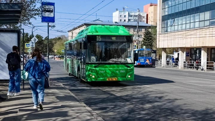 Неуправляемый автобус выскочил в сквер в центре Челябинска