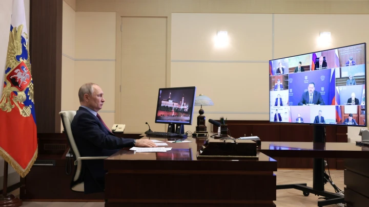 Путин поручил провести подготовку очередной Прямой линии