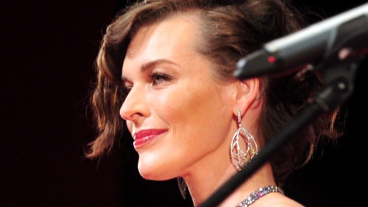 Когда дела идут плохо, я думаю о бабушке: Мила Йовович трогательно поздравила с Днём Победы