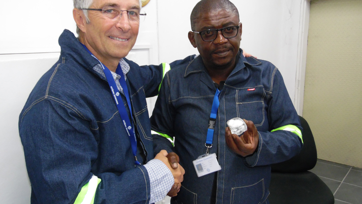 В Африке добыли гигантский алмаз весом 2492 карата