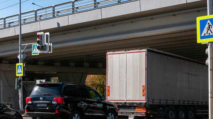 Проезд запрещён: в Краснодаре накануне Нового года ограничат движение грузовиков