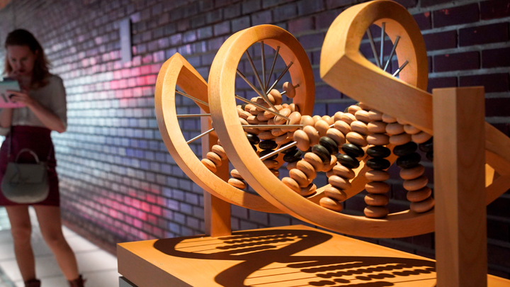 Олигарху прибыль, людям – смерть. Сколько заработали на России?