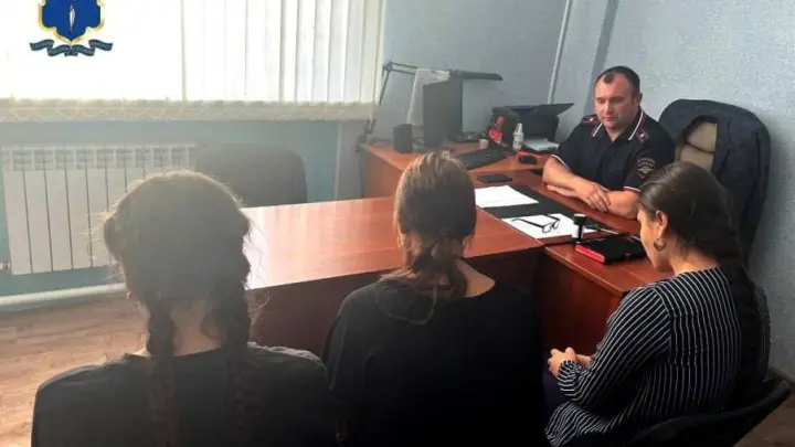 Цыганки задрали юбки перед Вечным огнём под Саратовом