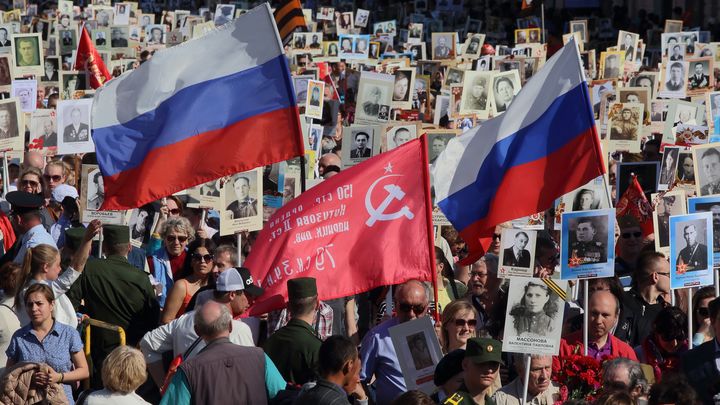 Провокация извращенцев против Бессмертного полка с треском провалилась. Хватило 30 секунд