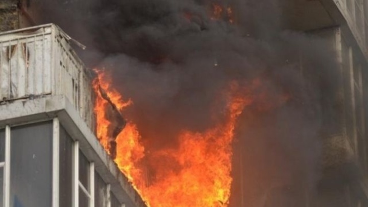 В центре Ростова-на-Дону при пожаре в пятиэтажке погиб человек