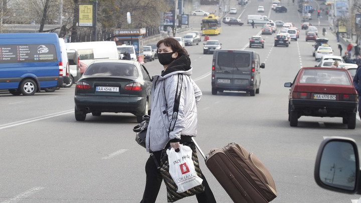 В конце погладить утюгом: Роспотребнадзор назвал последовательность обработки многоразовой маски