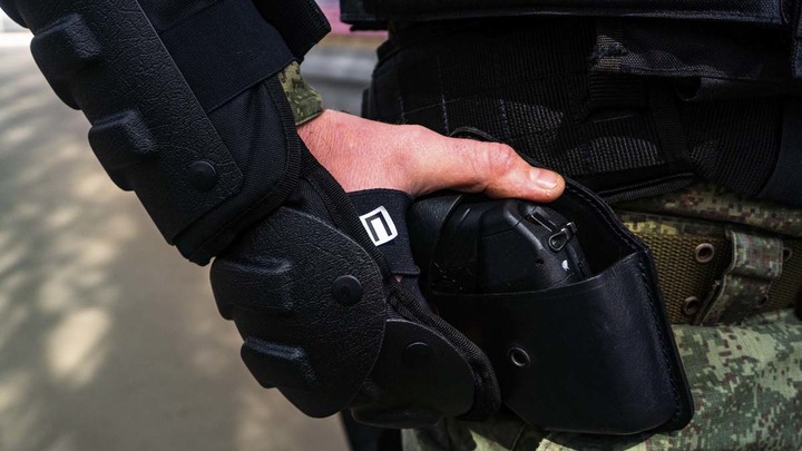 Полицейские пулей в зад остановили вооружённого топором мигранта, ограбившего дом в Петербурге
