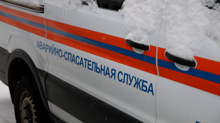 Спасатели через окно пробрались к малышке, которая осталась дома одна в Петербурге