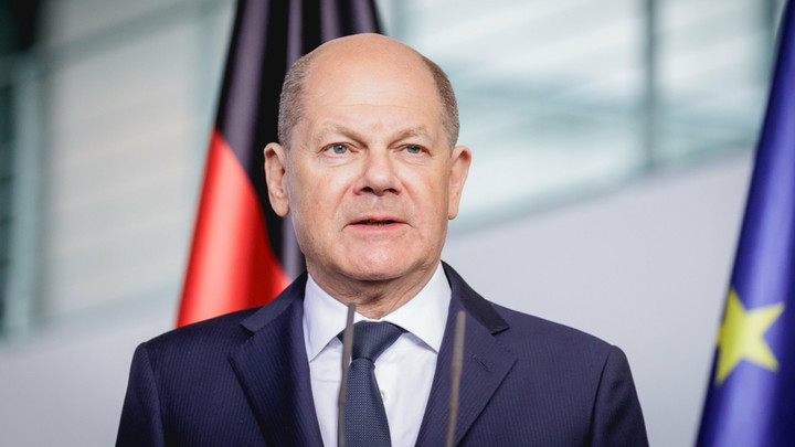 Шольц взобрался на броневик. Spiegel не удержался от иронии: Слишком гротескно