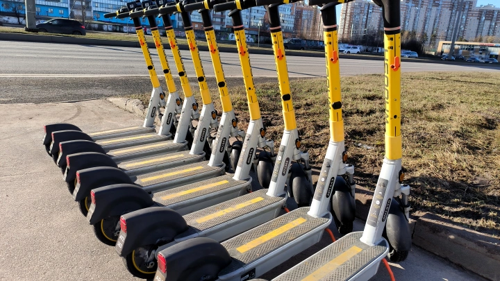 Самокатчиков приравняют к водителям и запретят ехать быстрее 10 километров в час