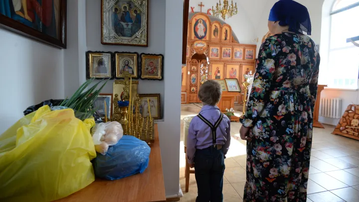 Священник объяснил, как быть тем, кто не может встать на колени в храме