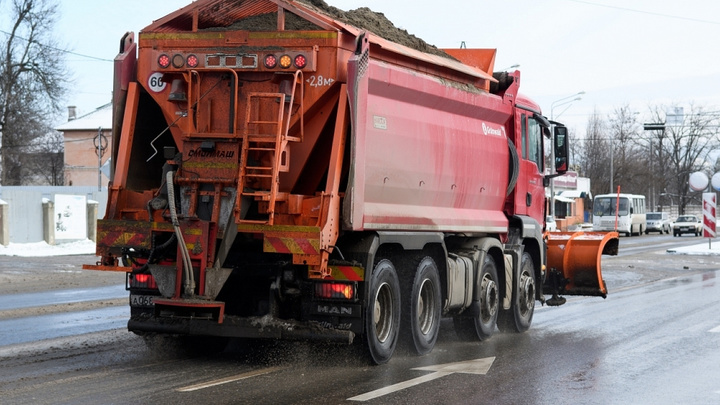 Дороги Краснодара обрабатывают от наледи 36 единиц спецтехники