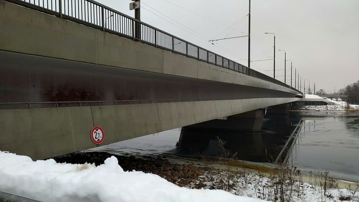 В Сочи упавшая с моста сосулька пробила лобовое стекло авто и едва не прикончила водителя