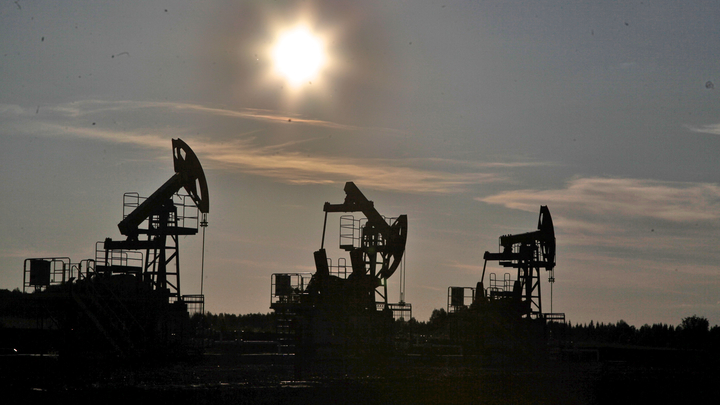 Решение ОПЕК+ о снижении нефтедобычи назвали тройным ударом по Западу