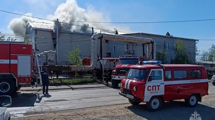 В Якутии загорелся склад магазина сантехники