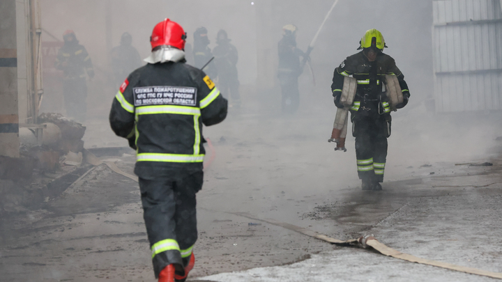 В Екатеринбурге неподалёку от аэропорта полыхает цех с горючими материалами
