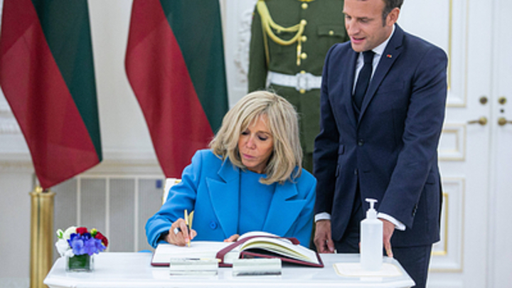 Во Франции недовольны истощением армии на фоне визита Макрона в США