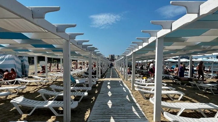 В Сочи сотрудник пляжа сдавал в аренду чужие лежаки, а плату за них забирал себе