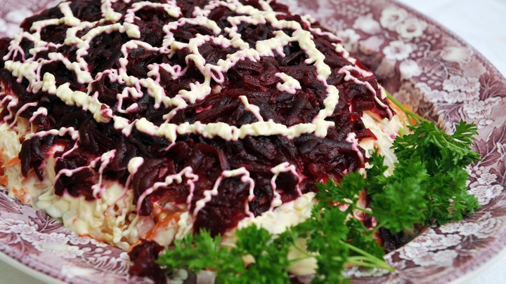 Разница в два раза. Эксперты подсчитали стоимость салатов оливье и селёдка под шубой