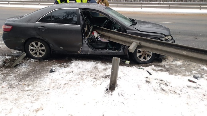 Отбойник проткнул легковушку в Камешковском районе