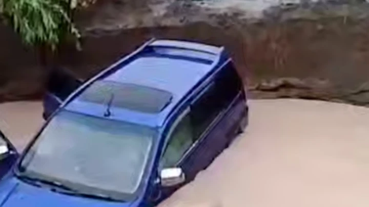 На Камчатке автомобиль с ребенком упал в реку на закрытом участке трассы