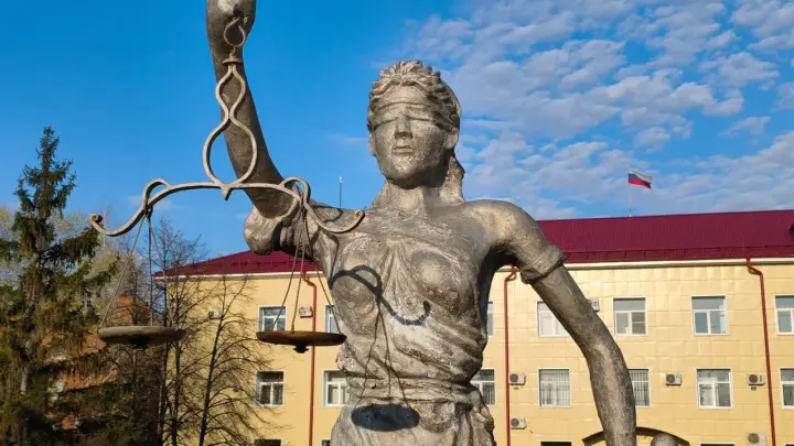 У экс-полицейского из Новосибирска хотят через суд отобрать квартиру и машины