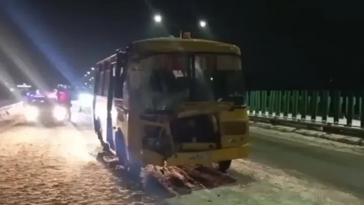 Школьный автобус врезался в спецтехнику под Челябинском, пострадали дети