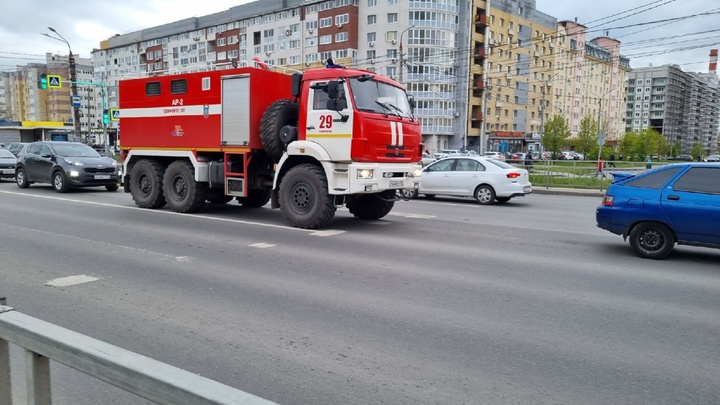В Нижнем Новгороде на улице Пермякова иномарка врезалась в дом