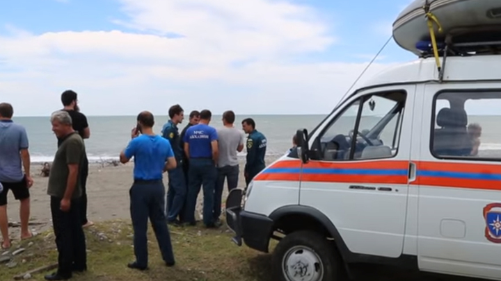 «Ее прямо ругали!» Очевидцы рассказали, почему мать троих детей полезла в море в шторм