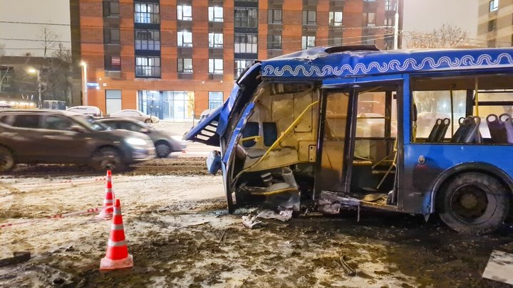 В ДТП с автобусом в Москве пострадали 13 человек