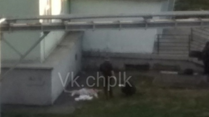 Пенсионерка выпала с девятого этажа в Кузбассе
