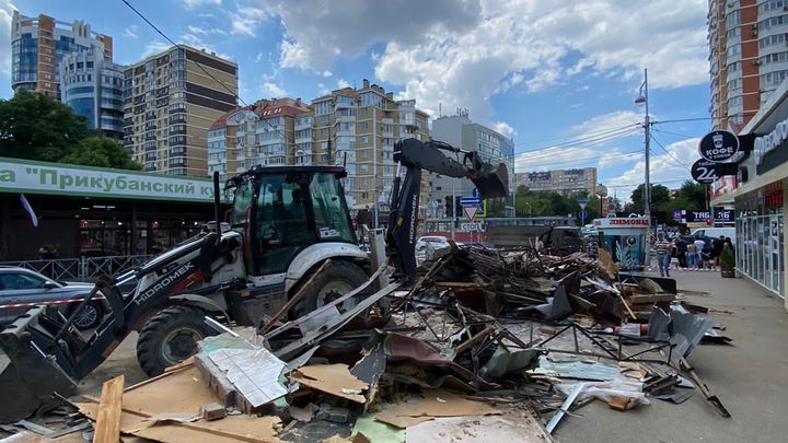 В Краснодаре снесли незаконный ларёк на улице Зиповской