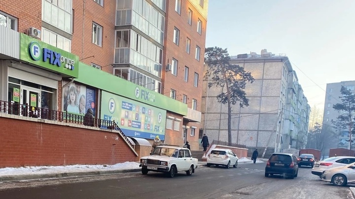 Бьются машины, страдают пешеходы: дороги Читы превратились в ледяные катки