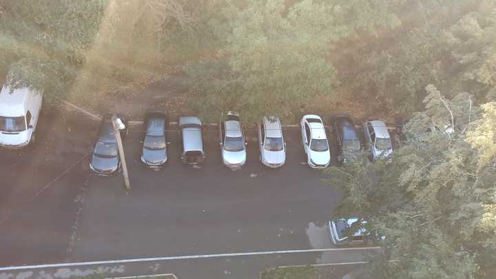В спальном районе Челябинска мужчина вскрыл чужую машину и отключил орущую сигнализацию