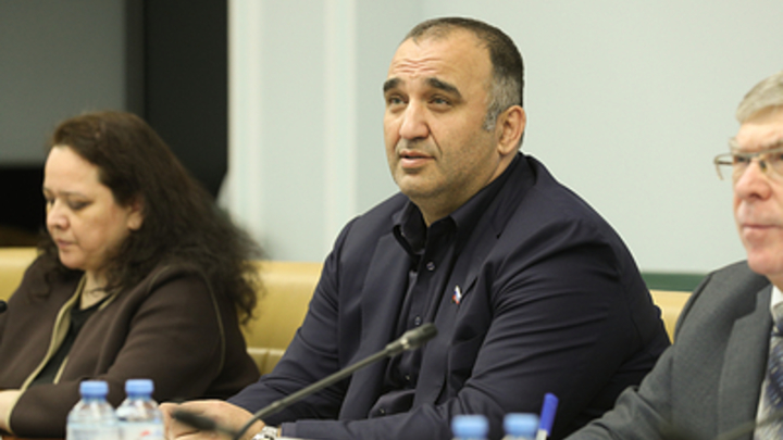 Сенатор от Чечни Ахмадов попал в ДТП в Москве: Политик получил травмы