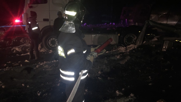 На Южном объезде Владимира ночью пробило прицеп с битумом