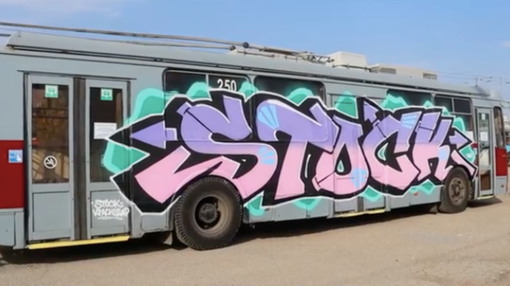 В Краснодаре граффитисты пробрались в депо и разрисовали троллейбус. Делом занялась полиция