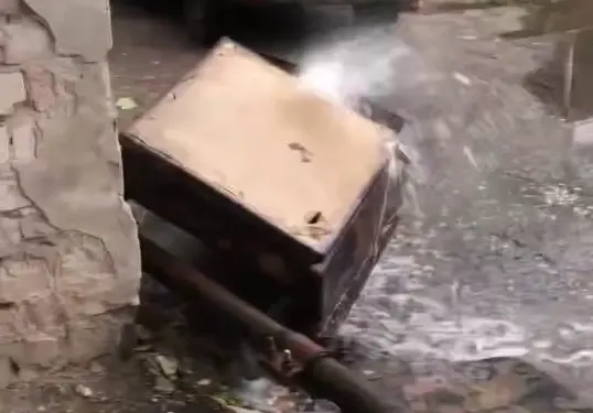 Не прорыв, а кража: в Самаре фонтан из водопроводной трубы закрыли креслом