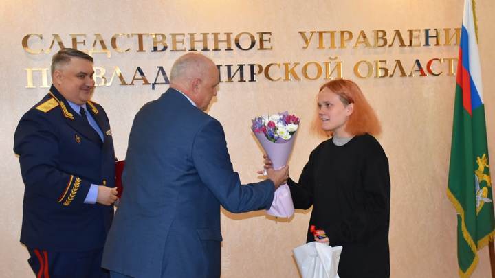 Руководитель следственного управления вручил ключи от квартиры сироте