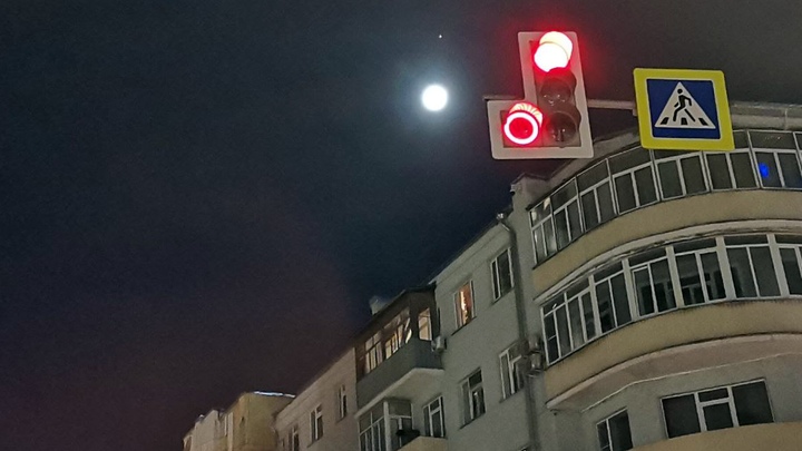 Какая звезда ярко светит рядом с Луной