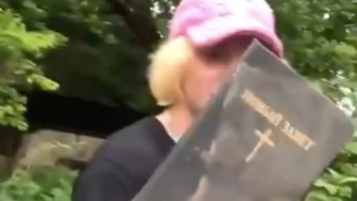 В канун Пасхи подростки под громкий хохот публично сожгли Библию