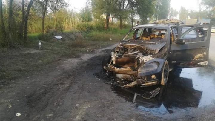 В Волгодонске дотла сгорел дорогой внедорожник
