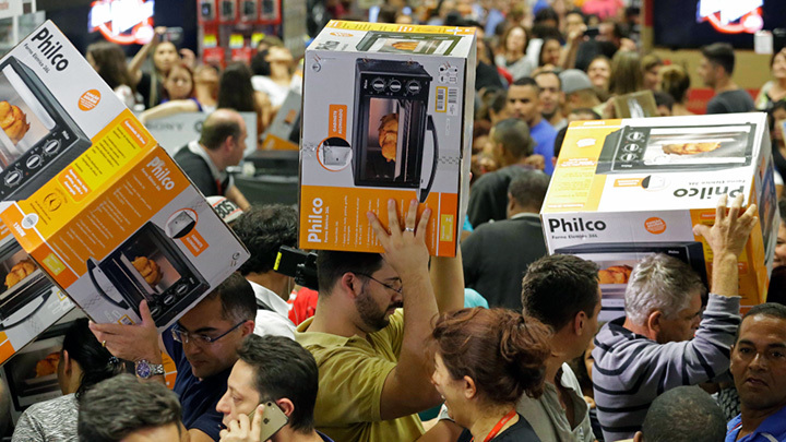 Волки в продавщичьих шкурах: Продавцы техники грабят жителей России