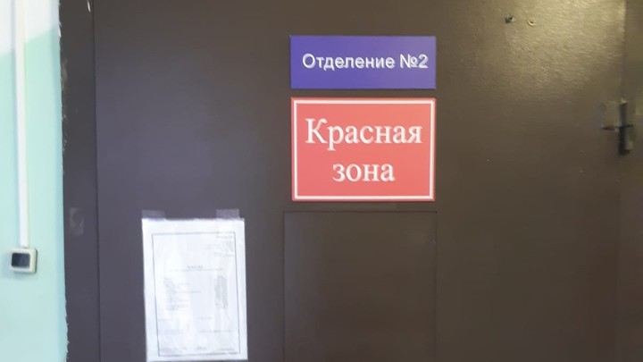 Больным жителям Выксы пришлось дожидаться приёма в ЦРБ, стоя в огромной очереди на улице