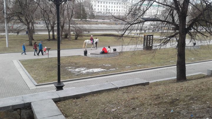Исторический сквер в Екатеринбурге внезапно обнесли забором