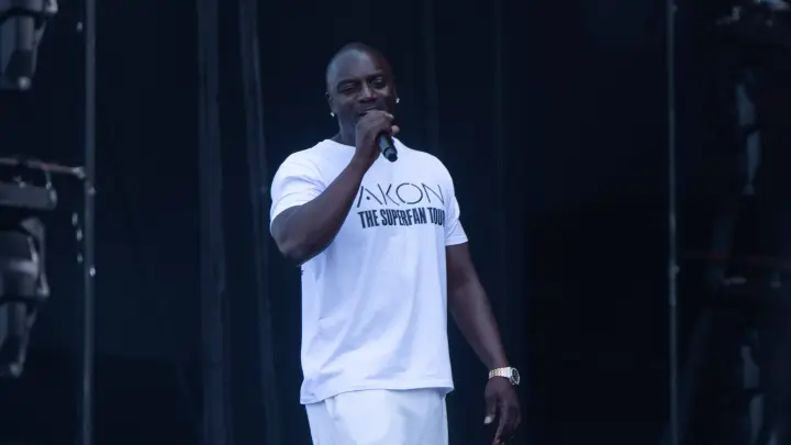 Сел на шею и ножки свесил. Ещё и ударил: Охранник сочинского концерта Akon требует с рэпера 10 млн рублей