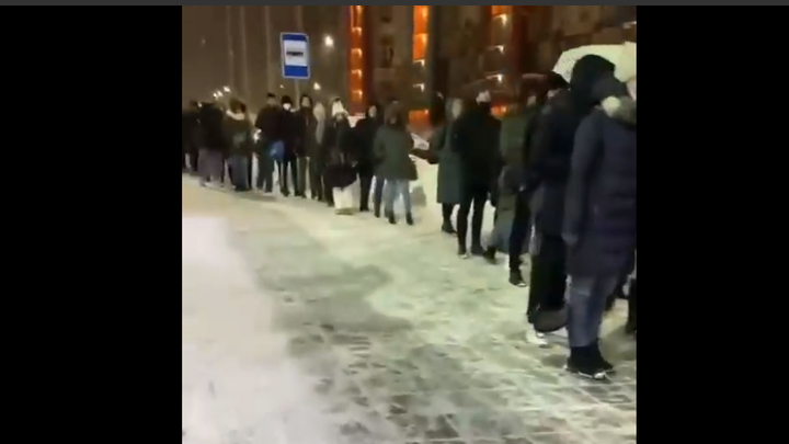 После угрозы наказания за фейки жители Подмосковья стали называть очереди на автобусы за шаурмой