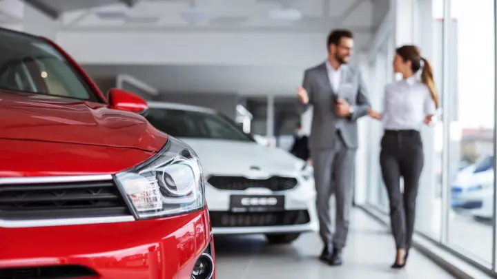 Количество нераспроданных автомобилей в России удвоилось: автодилеры запустили скидки