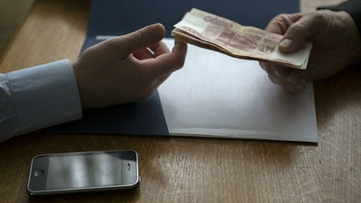 В Омске полицейского начальника задержали за взятку и отправили под арест - СМИ