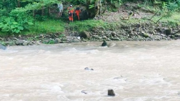 В Сочи спасатели эвакуировали туристов с детьми через реку Кудепсту